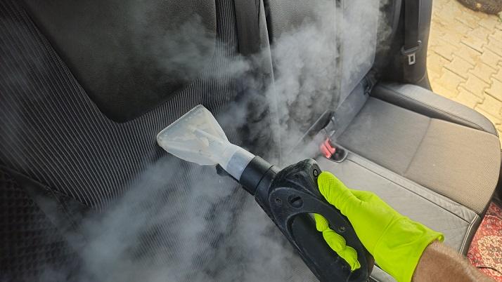 Curățare și igienizare tapițerie auto cu abur în Oradea, folosind extracție profesională pentru eliminarea murdăriei și bacteriilor din bancheta auto