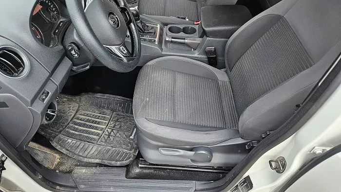 Interior auto murdar înainte de detailing și curățare tapiterie auto profesională în Oradea
