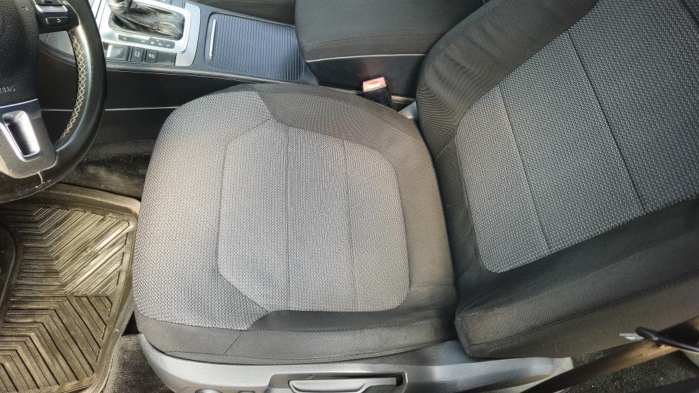 Scaun auto textil înainte de curățare profesională în Oradea, cu murdărie acumulată în tapițeria auto.