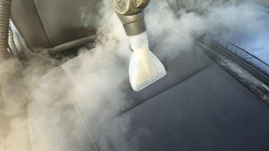 Curățare profesională scaun auto textil cu extracție și abur în Oradea, realizată de CleanSpot pentru detailing interior auto