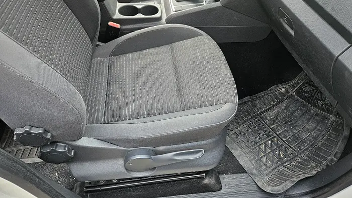 Scaun pasager auto curățat profesional în Oradea prin detailing interior și igienizare textile