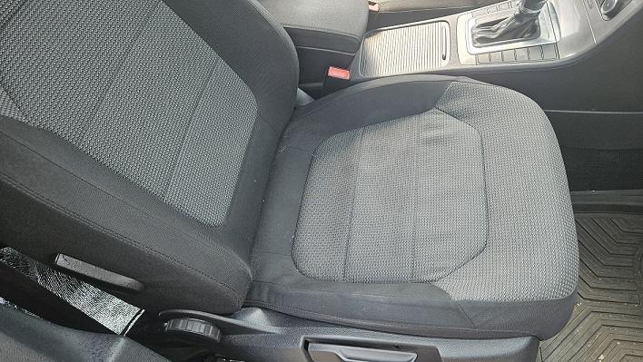 Scaun auto curățat și igienizat profesional prin detailing interior auto în Oradea