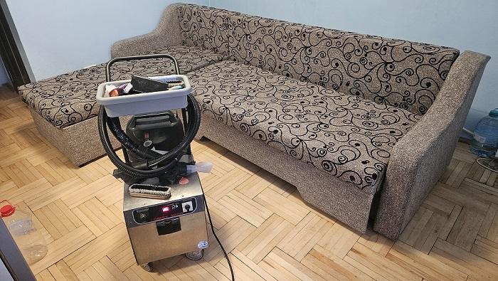 Igienizare canapea colțar cu abur în Oradea prin curățare profesională realizată de CleanSpot.