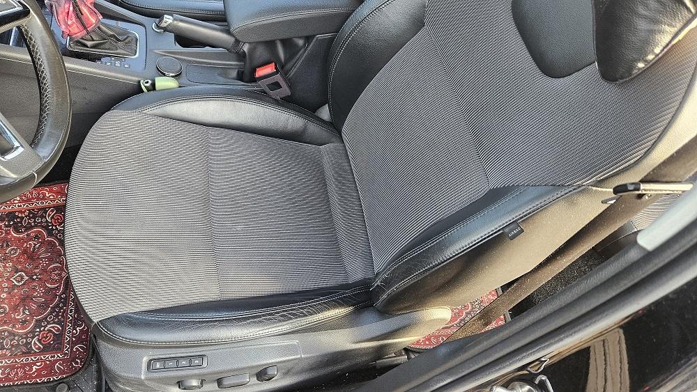 Scaun auto curățat și igienizat profesional în Oradea prin detailing interior și curățare tapițerie mixtă piele și textil realizată de CleanSpot.