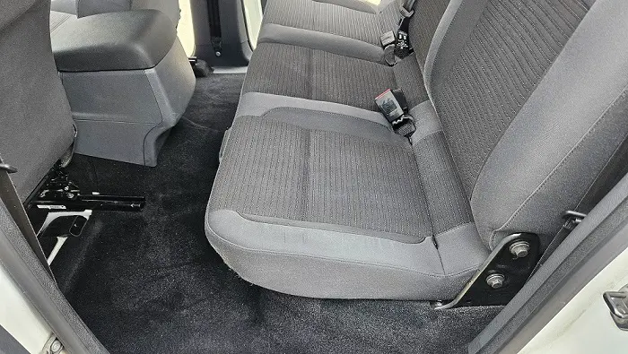 Detailing profesional pentru banchetă spate auto în Oradea realizat de CleanSpot