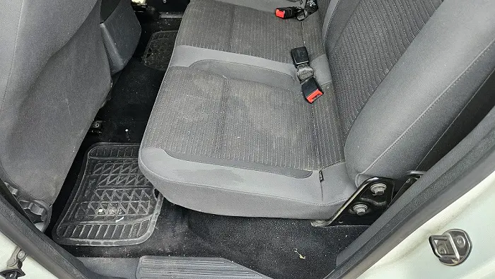 Detailing interior auto în Oradea pentru banchetă spate și textile auto realizat de Clean-Spot