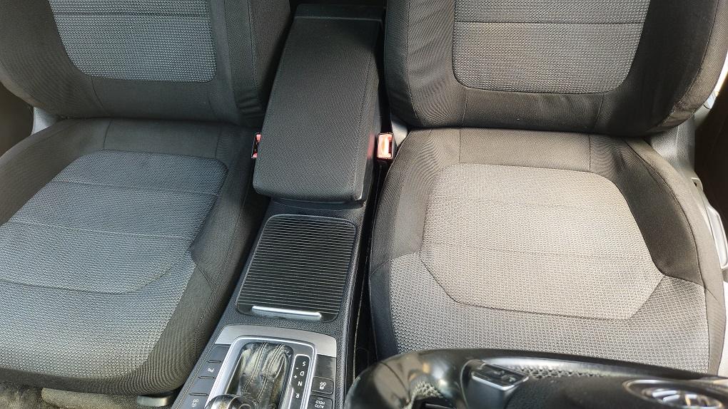 Curățare și igienizare banchetă auto și cotieră în Oradea prin detailing interior profesional
