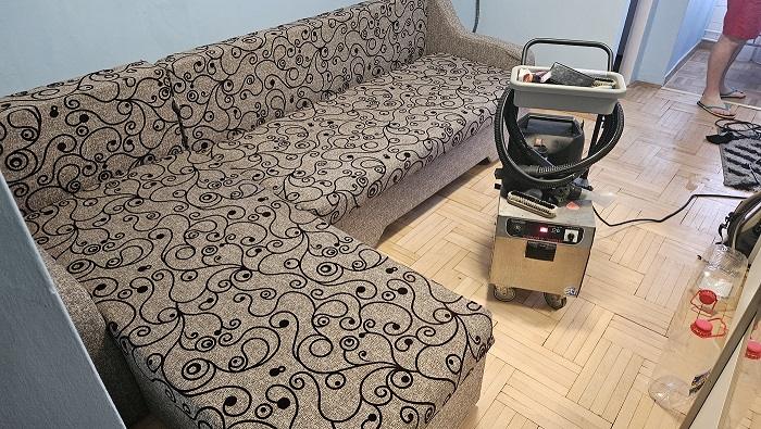 Echipament profesional pentru curățare canapele și tapițerie utilizat de CleanSpot Oradea.