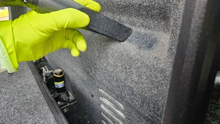 injectie Extracție profesională a murdăriei din portbagaj auto în Oradea prin detailing și curățare textile