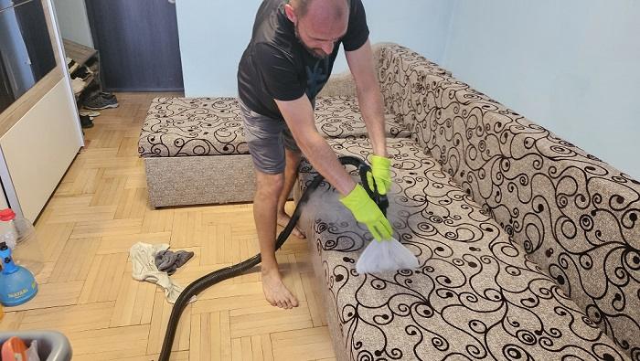 Canapea textilă curățată profesional în Oradea prin spălare tapițerie și igienizare realizată de CleanSpot Oradea.