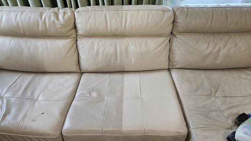 Canapea din piele după curățare profesională și hidratare realizată de Clean Spot Oradea