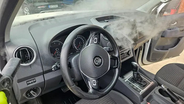 Igienizare profesională cu abur pentru interior auto în Oradea și eliminarea bacteriilor din habitaclu
