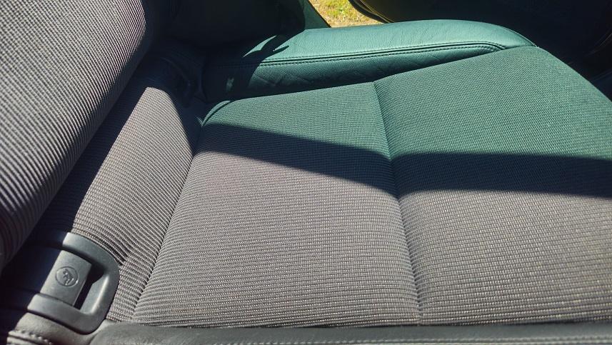 Banchetă auto curățată și igienizată profesional în Oradea prin detailing interior auto
