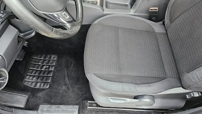 Interior auto curățat profesional în Oradea prin detailing interior și injecție extracție