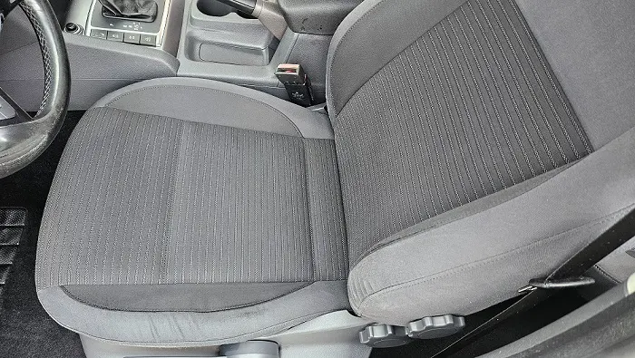 Scaun auto igienizat profesional în Oradea prin curățare tapiterie și detailing interior auto
