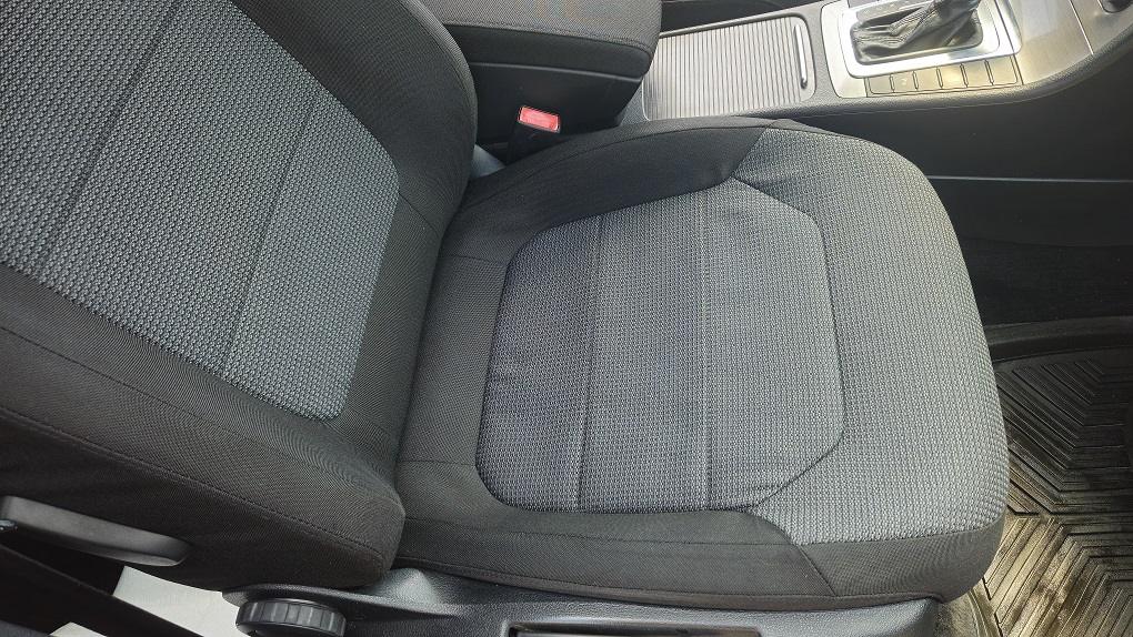 Scaun auto textil curățat profesional prin detailing interior și igienizare în Oradea