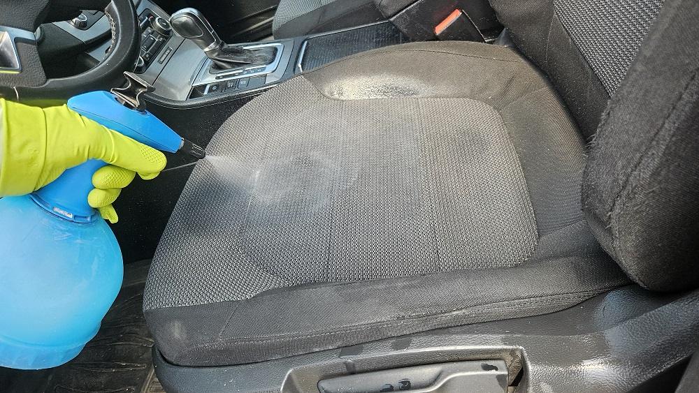 Aplicare soluție profesională pentru curățarea tapițeriei auto în Oradea