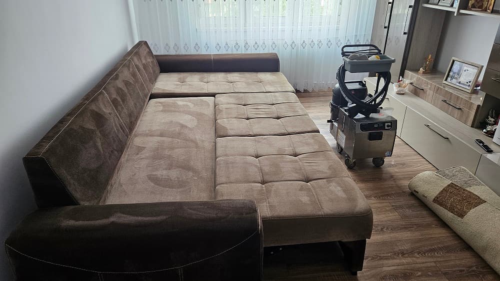 Canapea curățată și igienizată profesional la domiciliu în Oradea de echipa CleanSpot.
