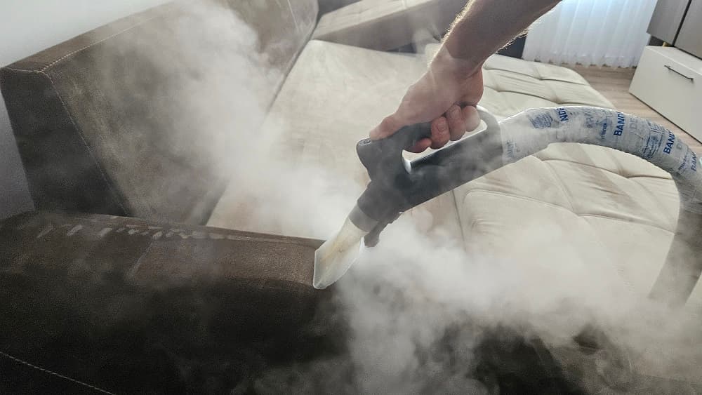 Curățare profesională cu injector-extractor și abur a unei canapele textile la domiciliu în Oradea realizată de CleanSpot.