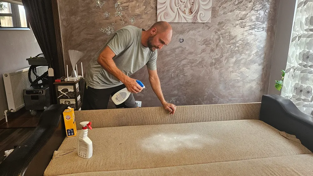 Tehnician Clean Spot aplică soluția profesională de pretratare pe o canapea înainte de curățarea prin injecție-extracție într-o locuință din Oradea.