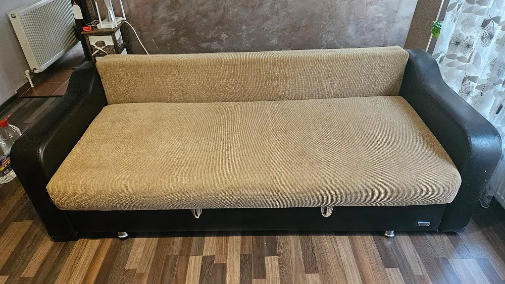Canapea textilă înainte de curățarea profesională realizată de Clean Spot în Oradea, înainte de procesul de igienizare și spălare a tapițeriei.