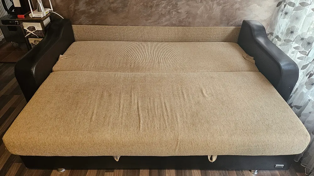 Canapea textilă după curățarea profesională și igienizarea realizată de Clean Spot în Oradea, cu tapițerie curată și împrospătată.