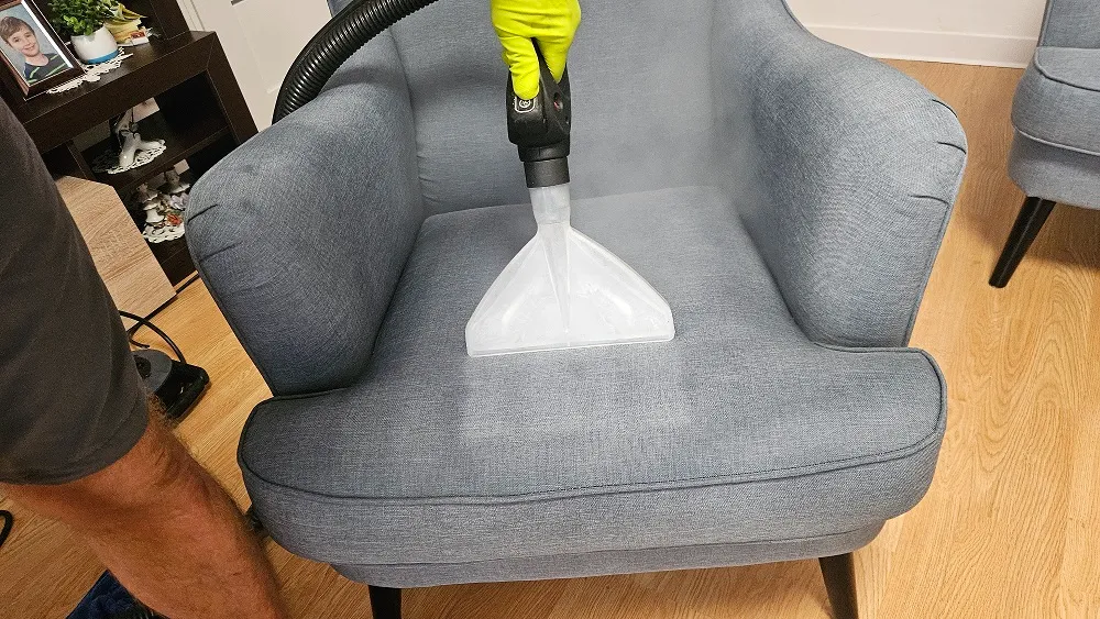 Canapea igienizată și curățată profesional de CleanSpot