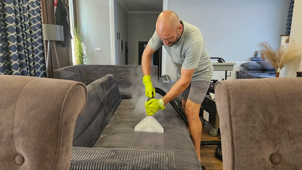 Canapea curățată și igienizată profesional de CleanSpot Oradea
