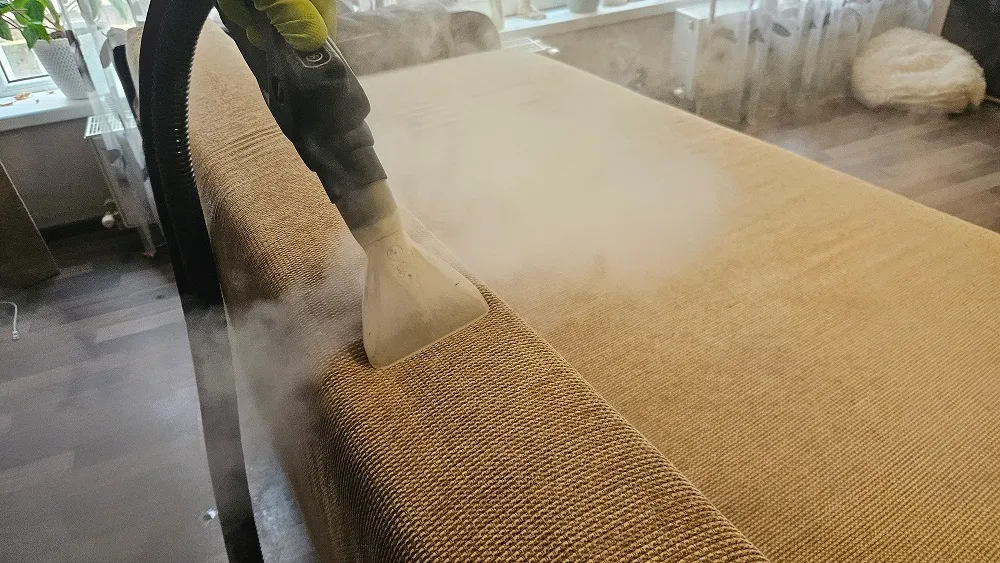 Curățarea cu abur a spătarului unei canapele textile în timpul unei intervenții profesionale realizate de Clean Spot în Oradea.
