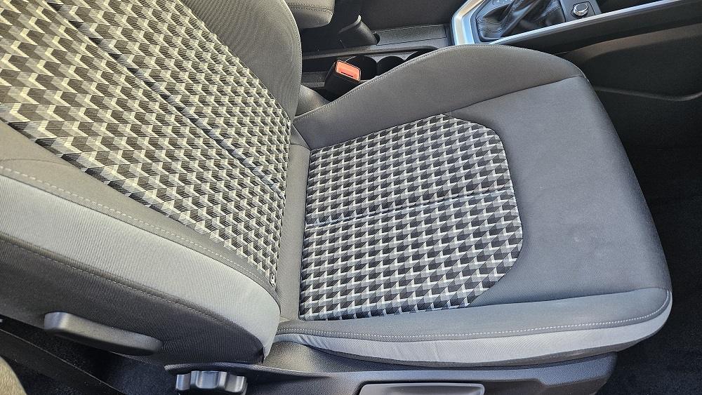 Specialist Clean-Spot igienizând un scaun auto textil cu abur în Oradea