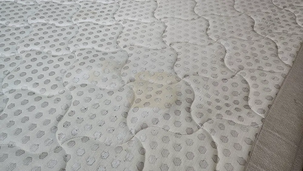 Detaliu al suprafeței unei saltele după curățarea și igienizarea profesională realizată de Clean Spot în Oradea.