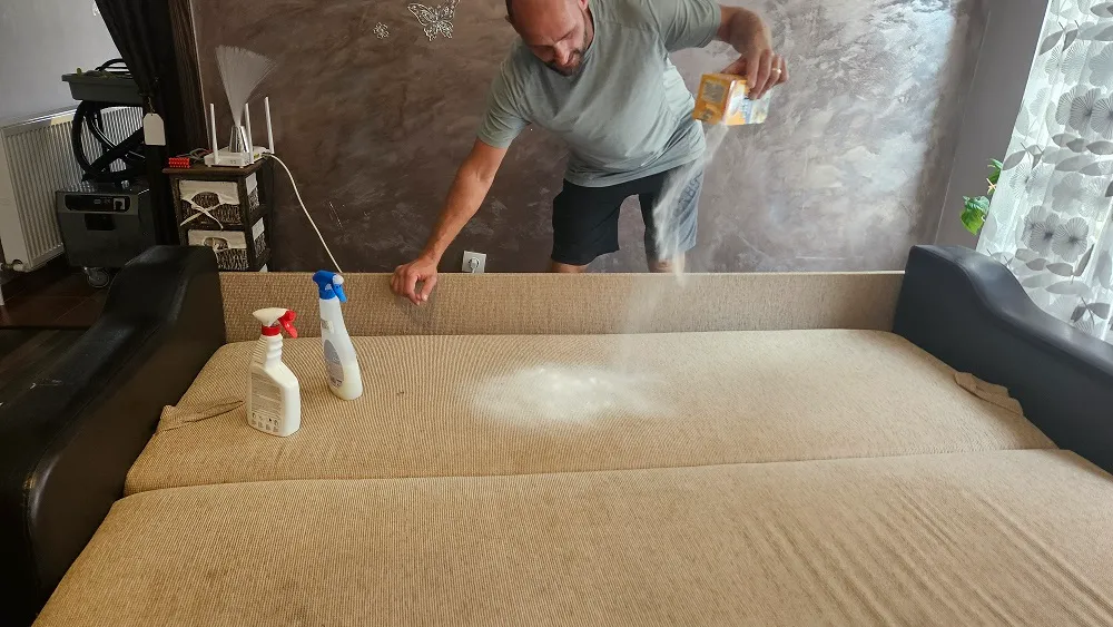 Aplicarea unei soluții de pretratare pe canapea înainte de curățarea profesională realizată de Clean Spot în Oradea.