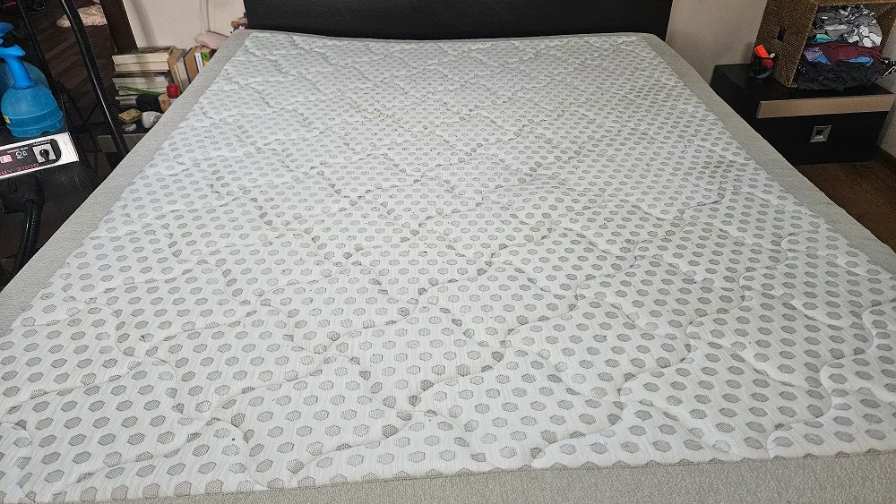 Saltea după curățarea profesională și igienizarea completă realizată de Clean Spot în Oradea.