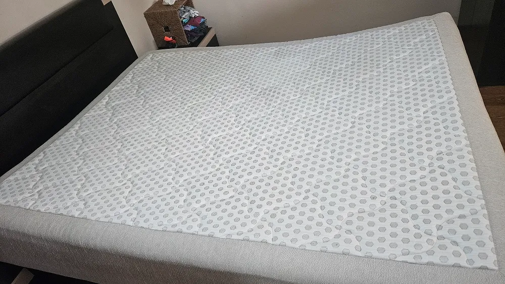 Saltea matrimonială igienizată și curățată profesional la domiciliu de echipa Clean Spot în Oradea.