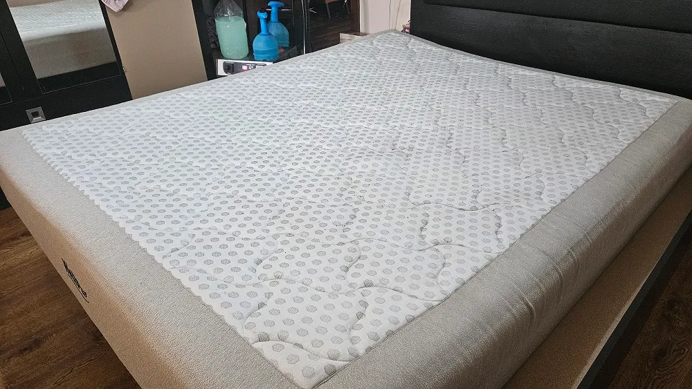 Saltea matrimonială după curățarea profesională și igienizarea completă realizată de Clean Spot în Oradea.