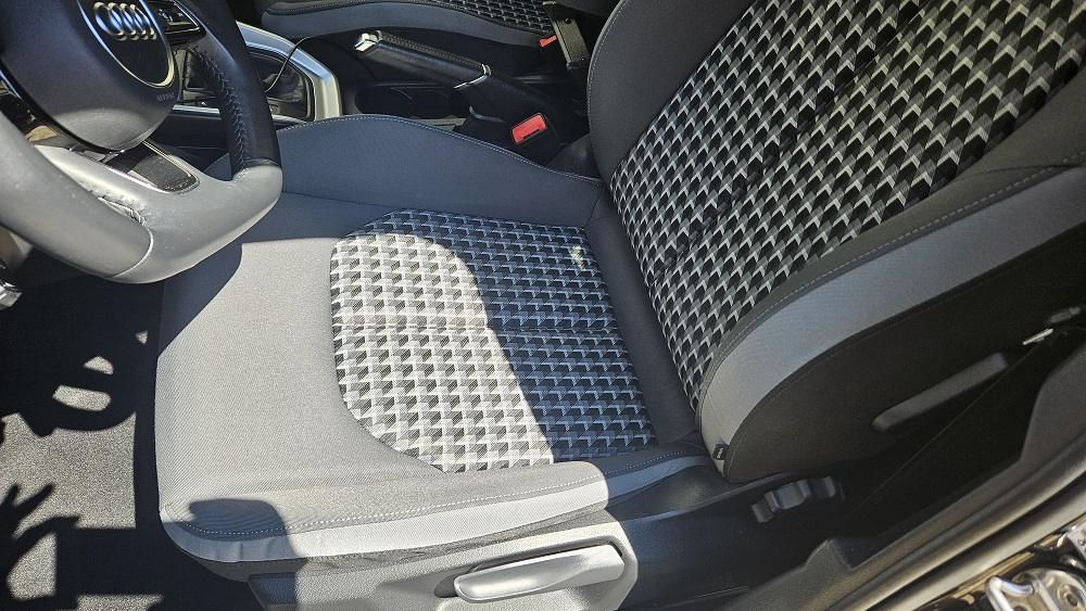 Rezultat după igienizarea profesională a banchetei auto textile în Oradea