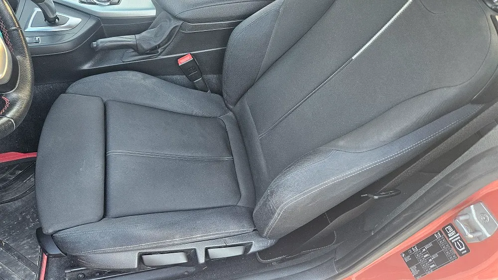 Banchetă auto înainte de curățarea profesională la CleanSpot Oradea