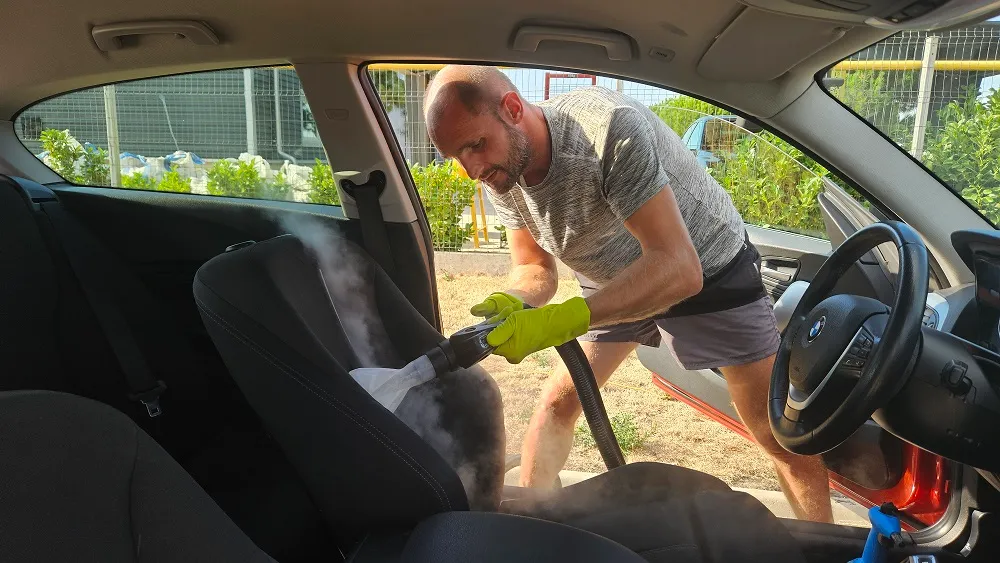Curățarea bordului și a suprafețelor din plastic auto la CleanSpot Oradea