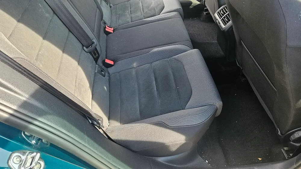 Curățarea unui scaun auto textil în timpul detailingului interior în Oradea