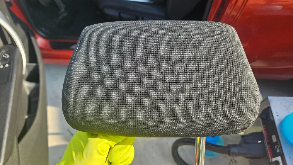 Curățarea profesională a tapițeriei de pe tetiera auto în Oradea