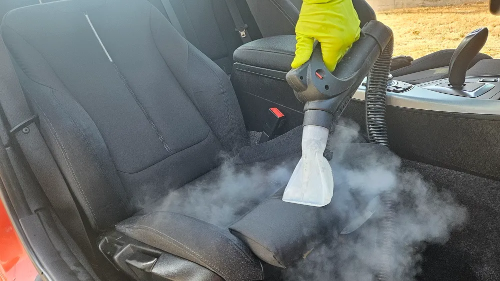 Detailing și curățare profesională a consolei interioare auto în Oradea