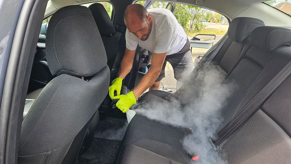 Igienizare profesională a tapițeriei și interiorului auto la CleanSpot Oradea