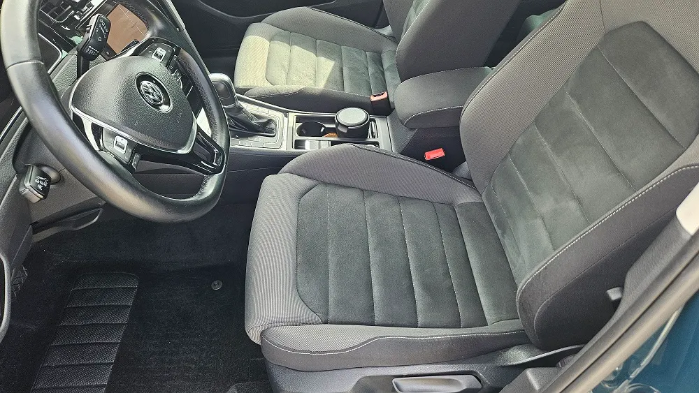 Interior auto curat după detailingul profesional realizat de CleanSpot Oradea