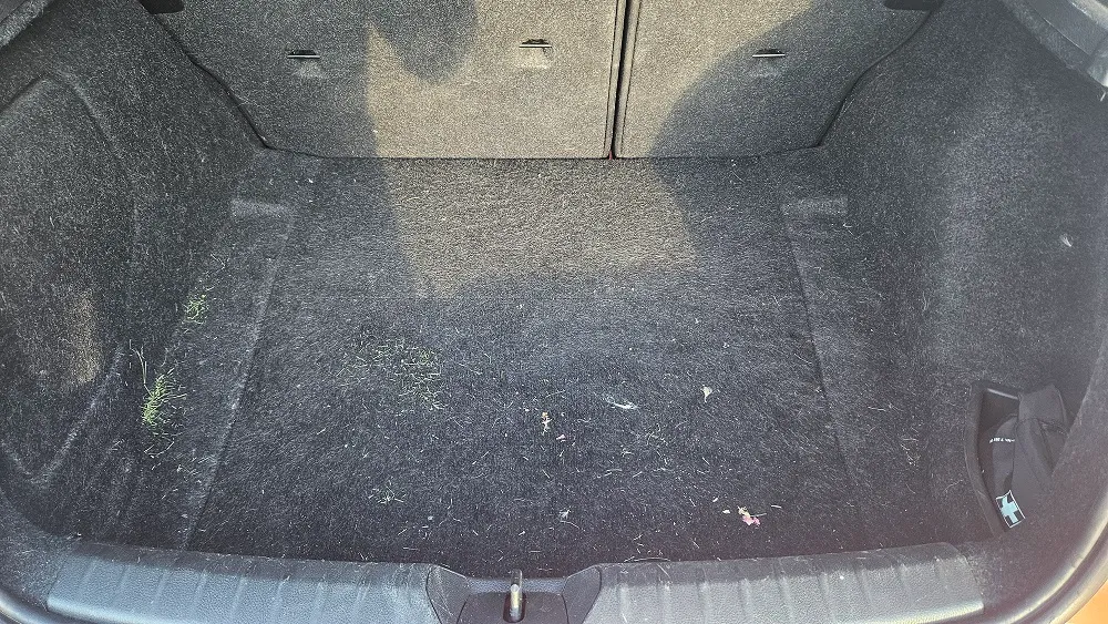 Pete și murdărie pe tapițeria auto înainte de curățarea profesională în Oradea