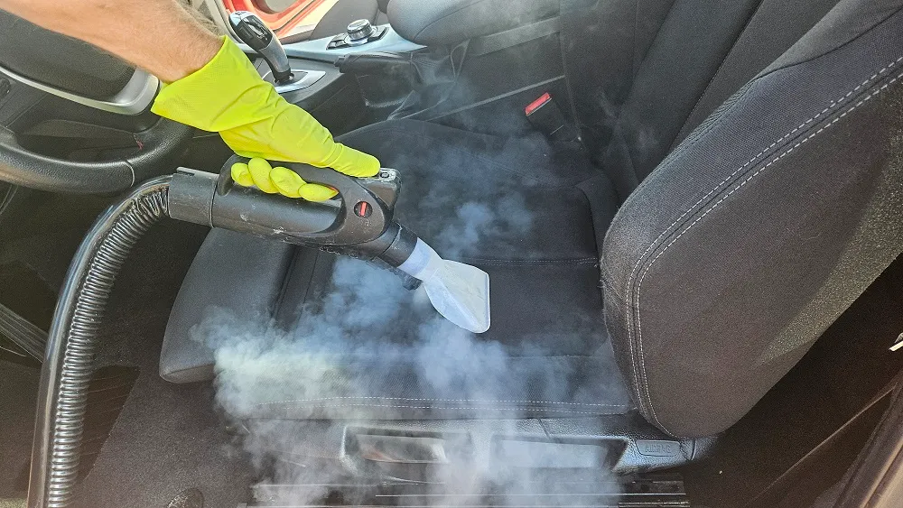 Spălarea unui scaun auto textil în cadrul detailingului interior din Oradea