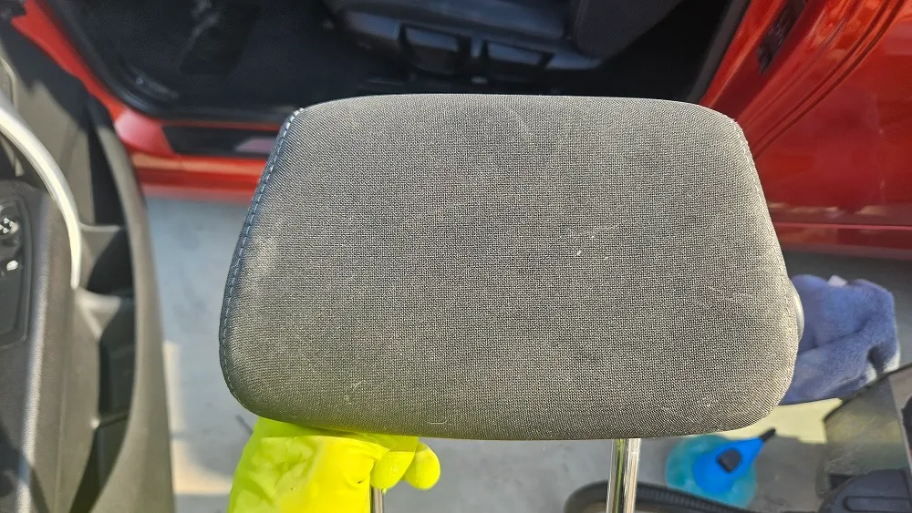 Spălarea profesională a unei tetiere auto textile la CleanSpot Oradea