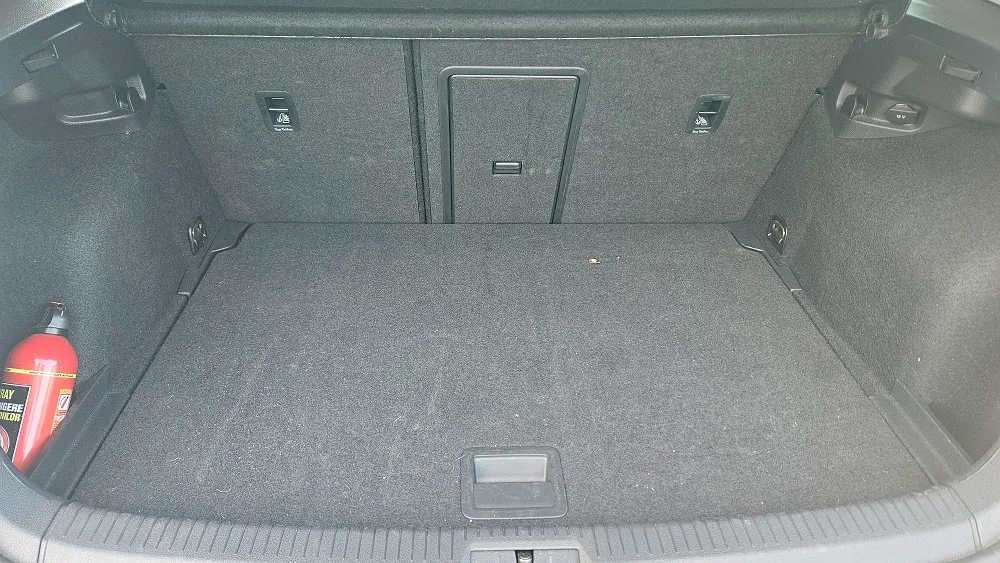 Tapițerie auto cu murdărie vizibilă înainte de curățarea profesională