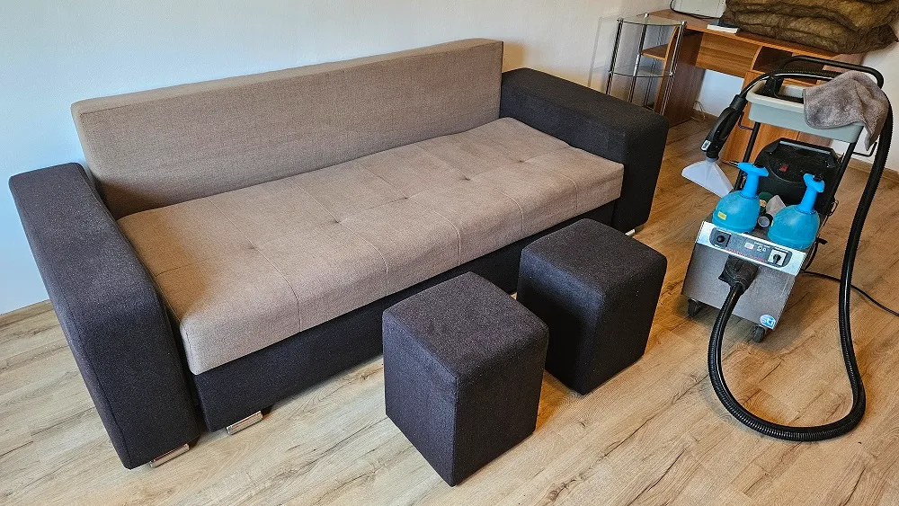 Canapea și tabureți după curățare alături de echipamentul Clean-Spot Oradea