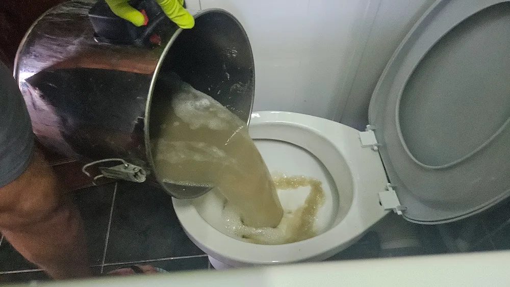 Apă murdară extrasă din saltea după curățarea profesională în Oradea