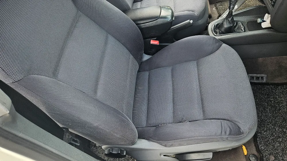 Scaun auto textil înainte de curățarea profesională în Oradea